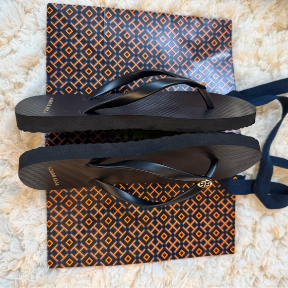 Brand New Without Tag Tory Burch Black Sandals with Logo Medallion Never Worn! - Picture 3 of 5